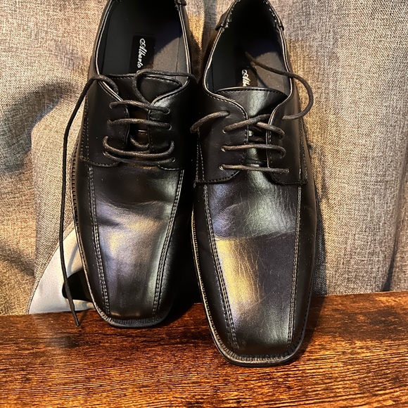 Shoes - Picture 5 of 9